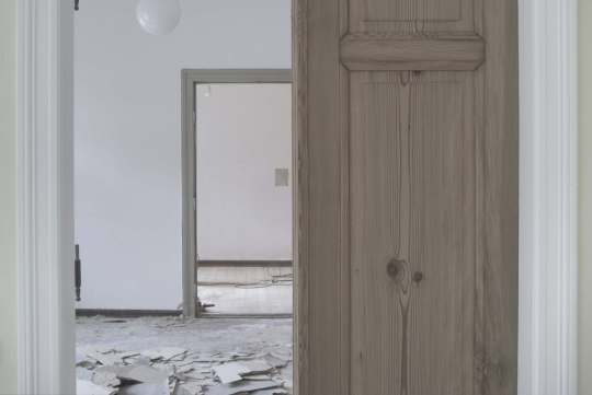 Wohnungsumbau - Die verborgenen Holzdielen der Südräume werden freigelegt