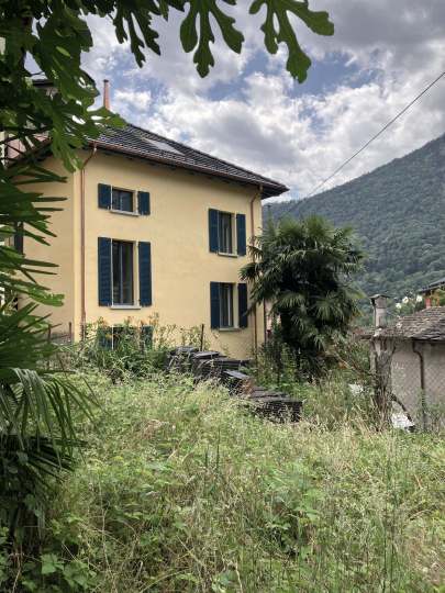 Revitalisierte Fassade und neues Dach mit Indach-Solaranlage – Valle di Blenio